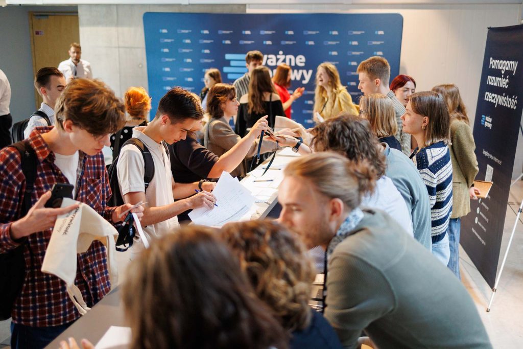 Młodzi uczestnicy rejestrują się przy recepcji konferencji Stan Młodych 2025.