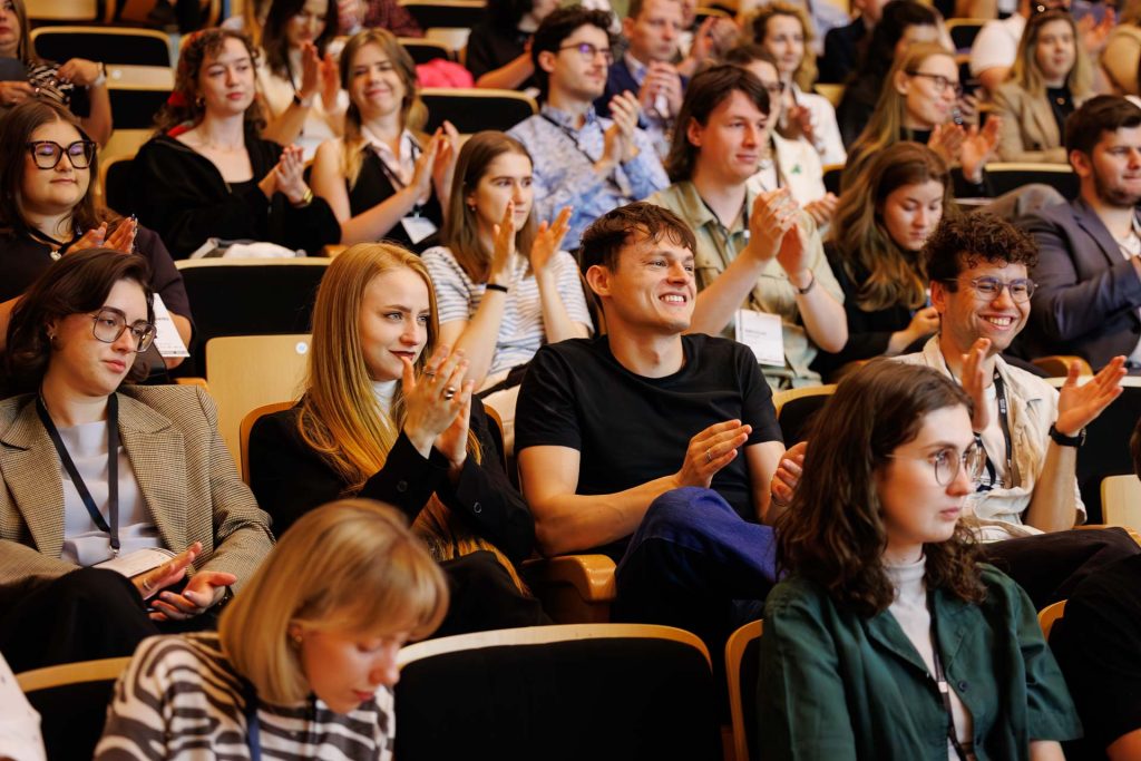 Uczestnicy klaszczą na widowni konferencji Stan Młodych 2025.