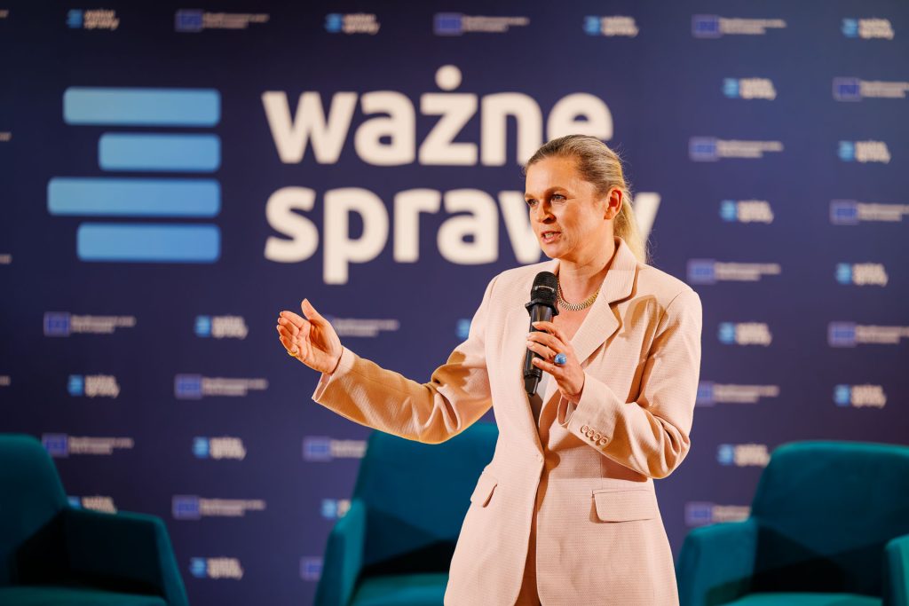 Barbara Nowacka przemawia z mikrofonem na scenie konferencji Stan Młodych 2025.