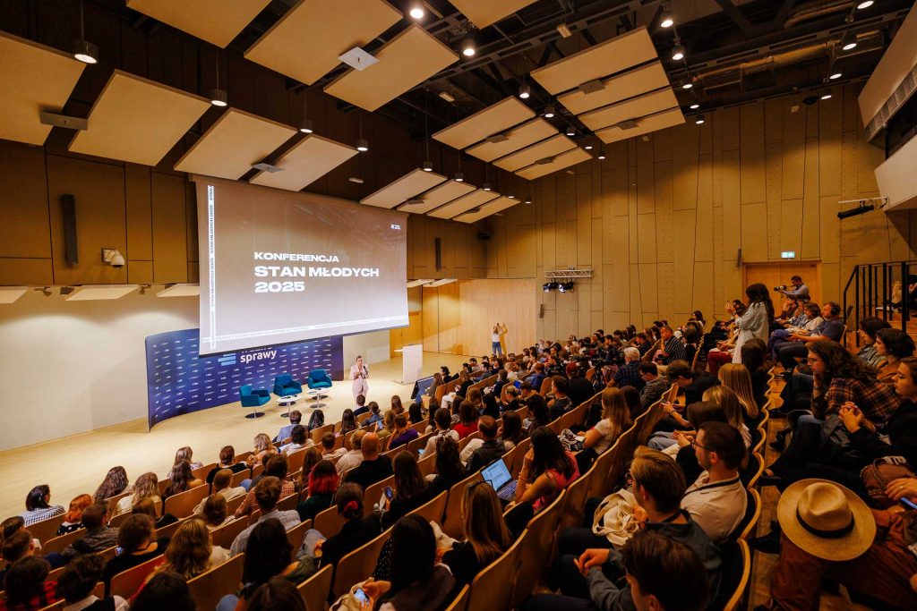 Widownia konferencji Stan Młodych 2025 w dużej sali wykładowej, widok z boku sali.