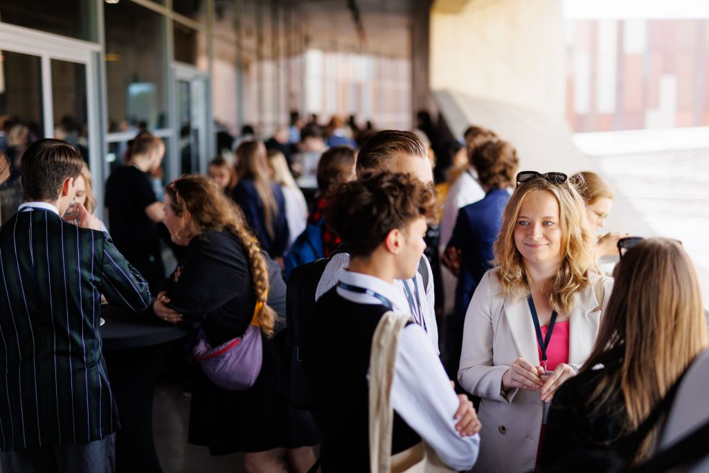 Tłum uczestników rozmawia podczas przerwy na konferencji Stan Młodych 2025.