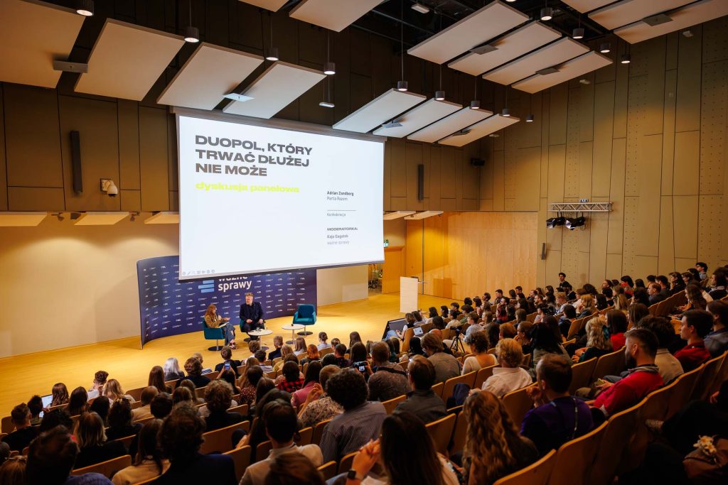 Panel „Duopol, który trwać dłużej nie może” z udziałem Adriana Zandberga, prowadzi Kaja Gagatek – konferencja Stan Młodych 2025.