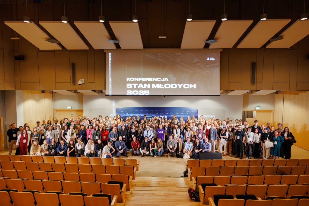 Zdjęcie grupowe uczestników i organizatorów przed sceną konferencji Stan Młodych 2025.