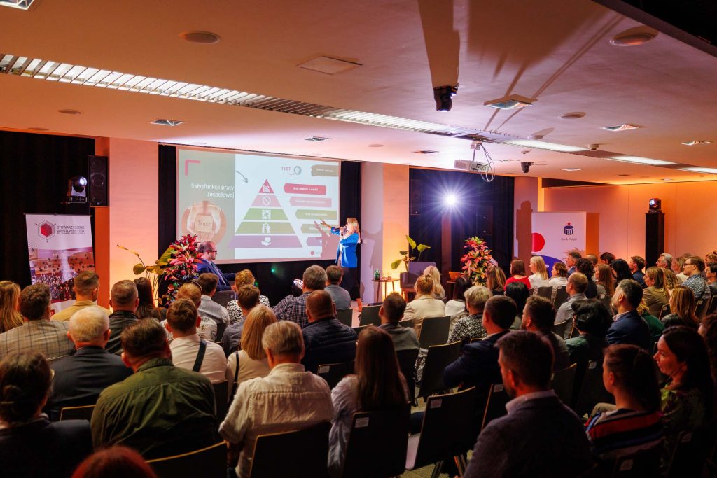 Pełna sala słucha prezentacji podczas konferencji Technologie dla Biznesu Wrocław.