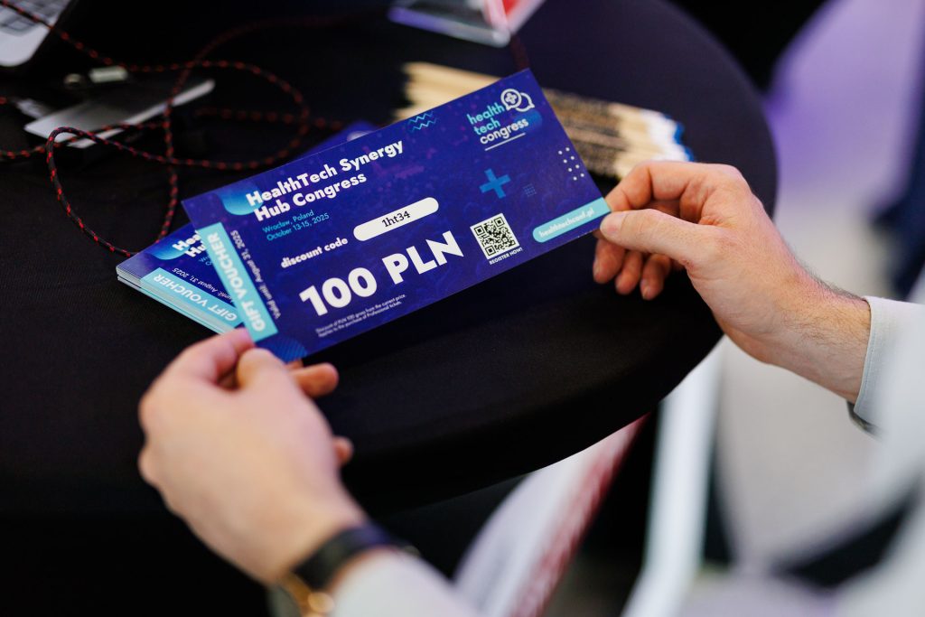 Dłonie trzymające voucher HealthTech Synergy Hub Congress o wartości 100 zł.