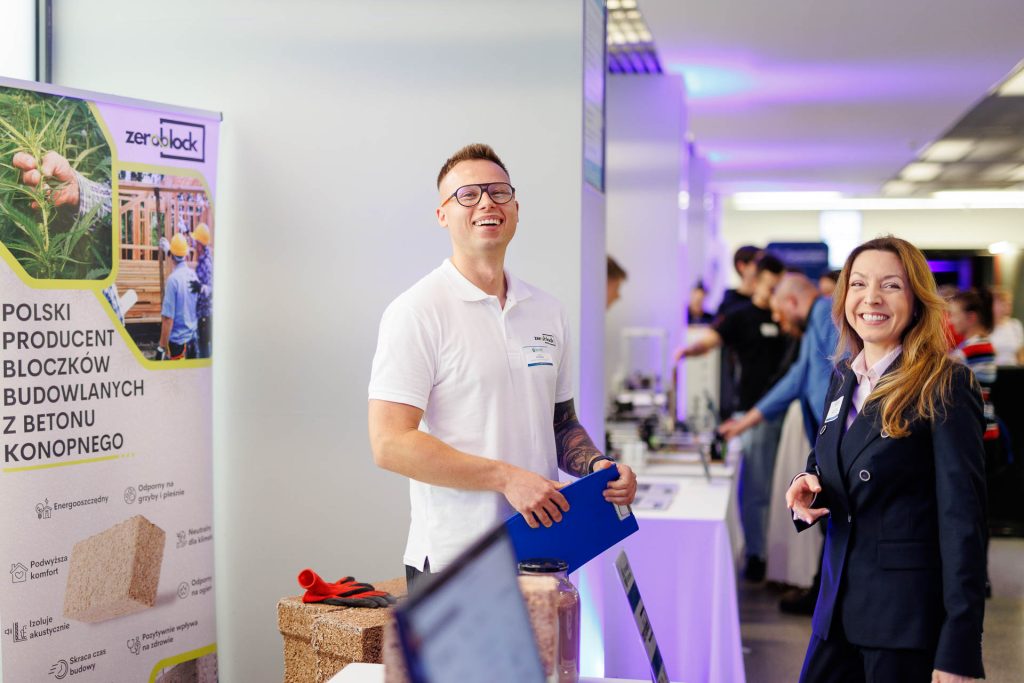 Wystawca przy stoisku producenta bloczków z betonu konopnego na konferencji Technologie dla Biznesu.