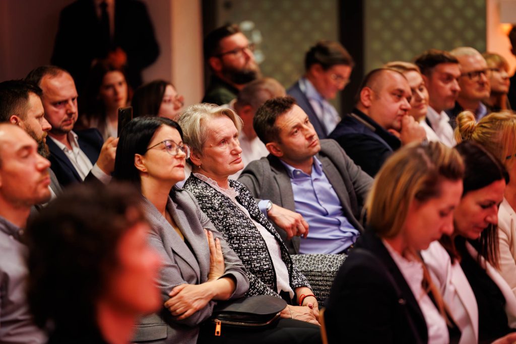 Uczestnicy konferencji Technologie dla Biznesu uważnie słuchają wystąpienia.