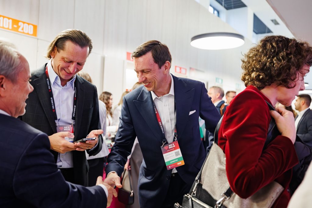 Uczestnicy Made in Wrocław 2025 witają się i rozmawiają w strefie networkingu.