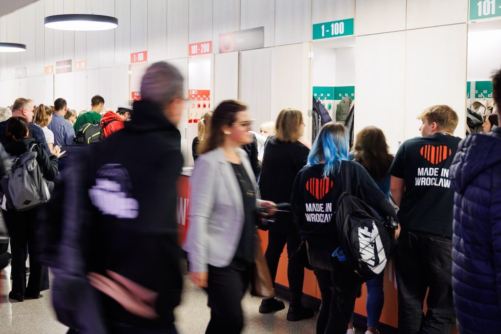 Uczestnicy Made in Wrocław 2025 przechodzą korytarzem między stoiskami.