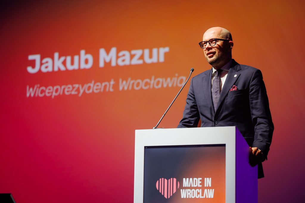 Jakub Mazur, wiceprezydent Wrocławia, przemawia przy mównicy podczas Made in Wrocław 2025.
