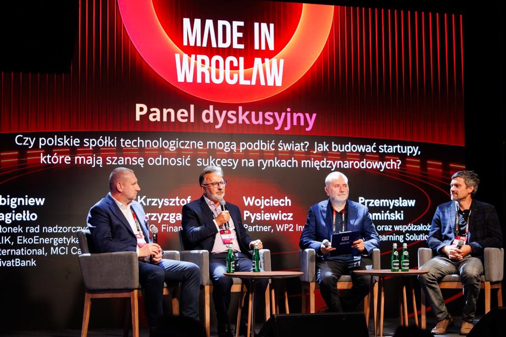 Panel dyskusyjny „Czy polskie spółki technologiczne mogą podbić świat?” z udziałem Zbigniewa Jagiełły na scenie Made in Wrocław 2025.