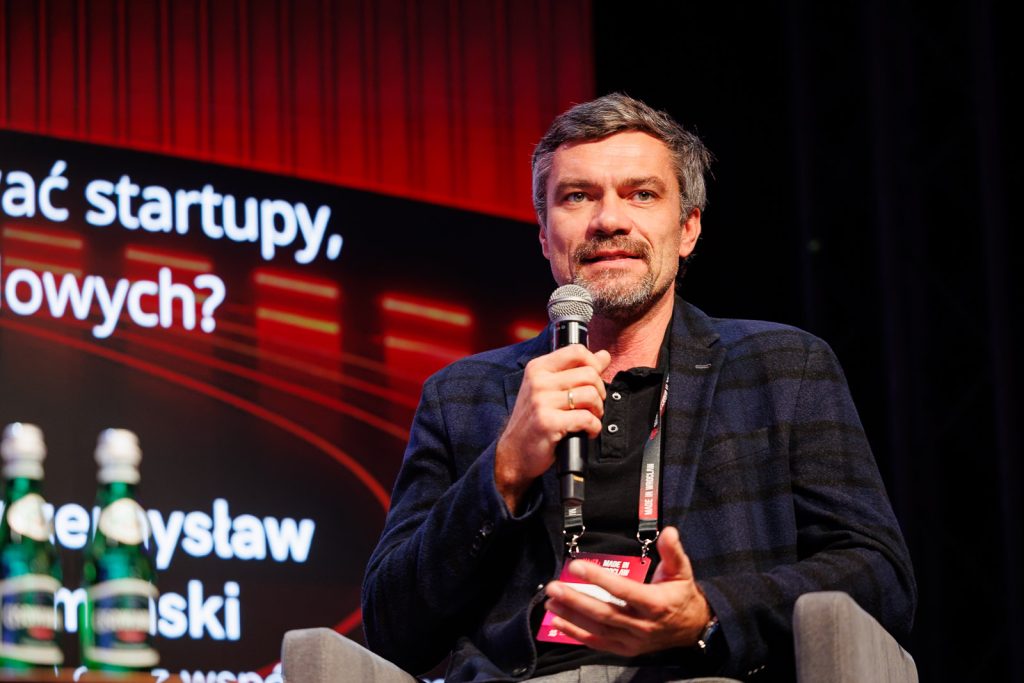 Panelista z mikrofonem zabiera głos w dyskusji o startupach na Made in Wrocław 2025.