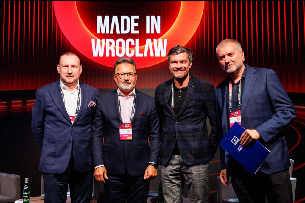 Uczestnicy panelu dyskusyjnego, w tym Zbigniew Jagiełło, pozują na scenie Made in Wrocław 2025.